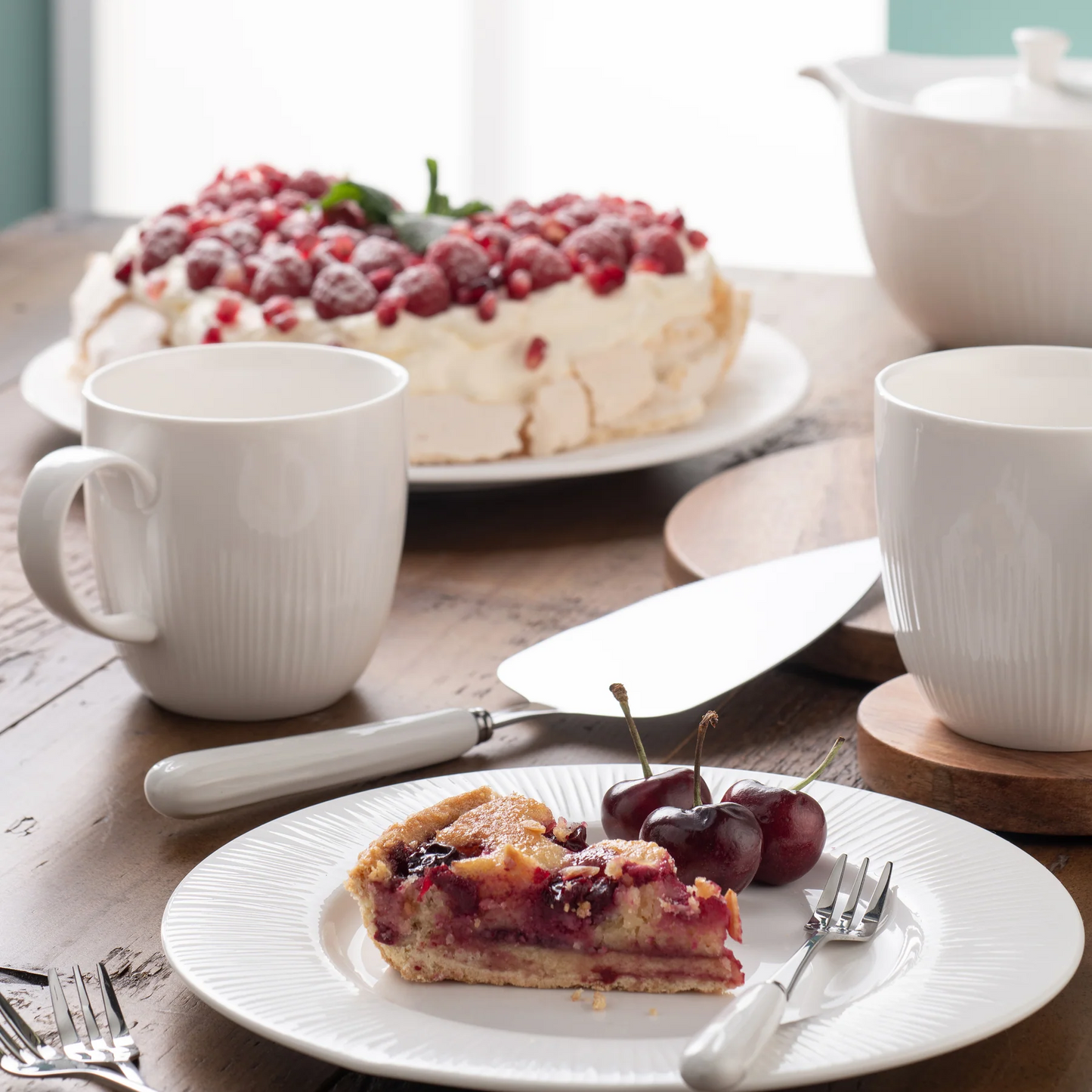 BELLEEK ERNE PASTRY SET
