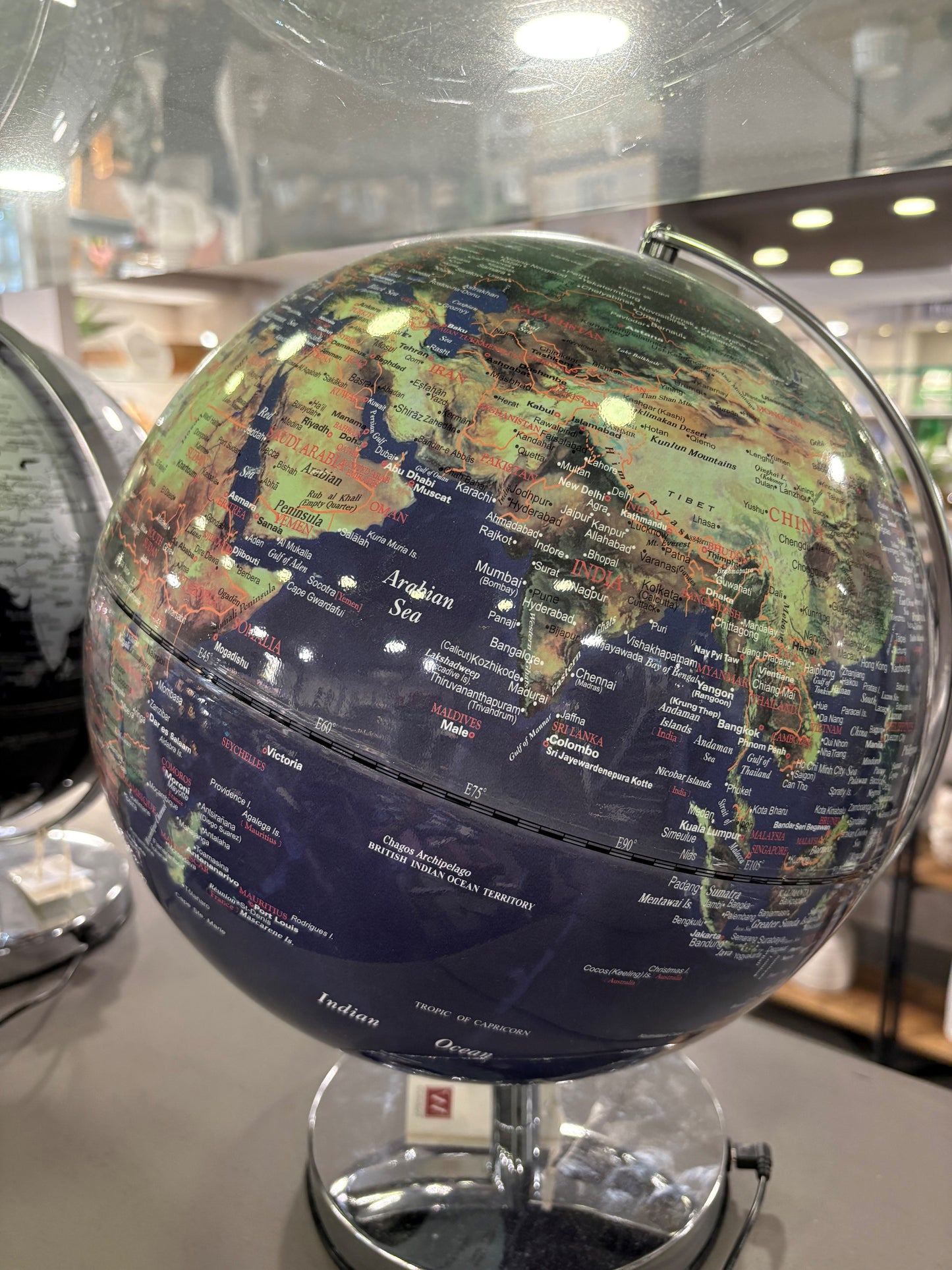 12" COLOURED ILLUMINATED GLOBE WITH METAL BASE