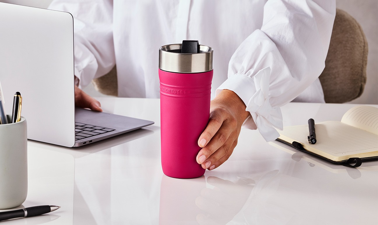LE CREUSET TRAVEL MUG 350ML-BERRY