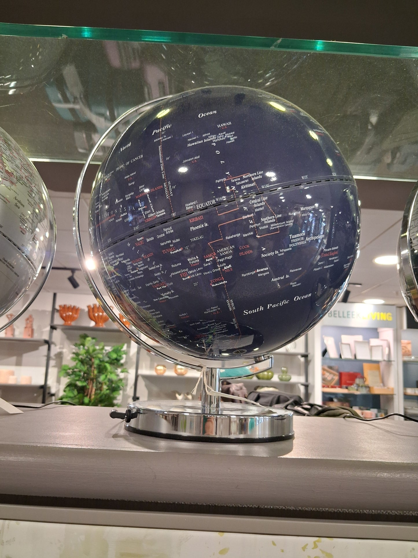 12" COLOURED ILLUMINATED GLOBE WITH METAL BASE