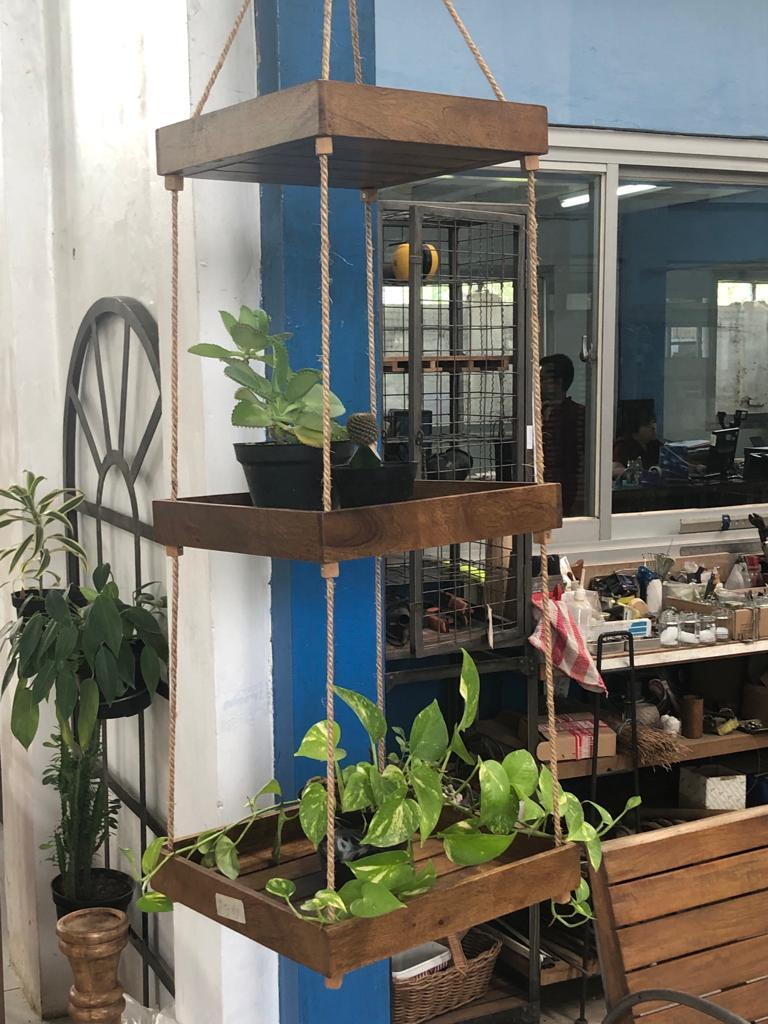SHELF PLANT HANGER