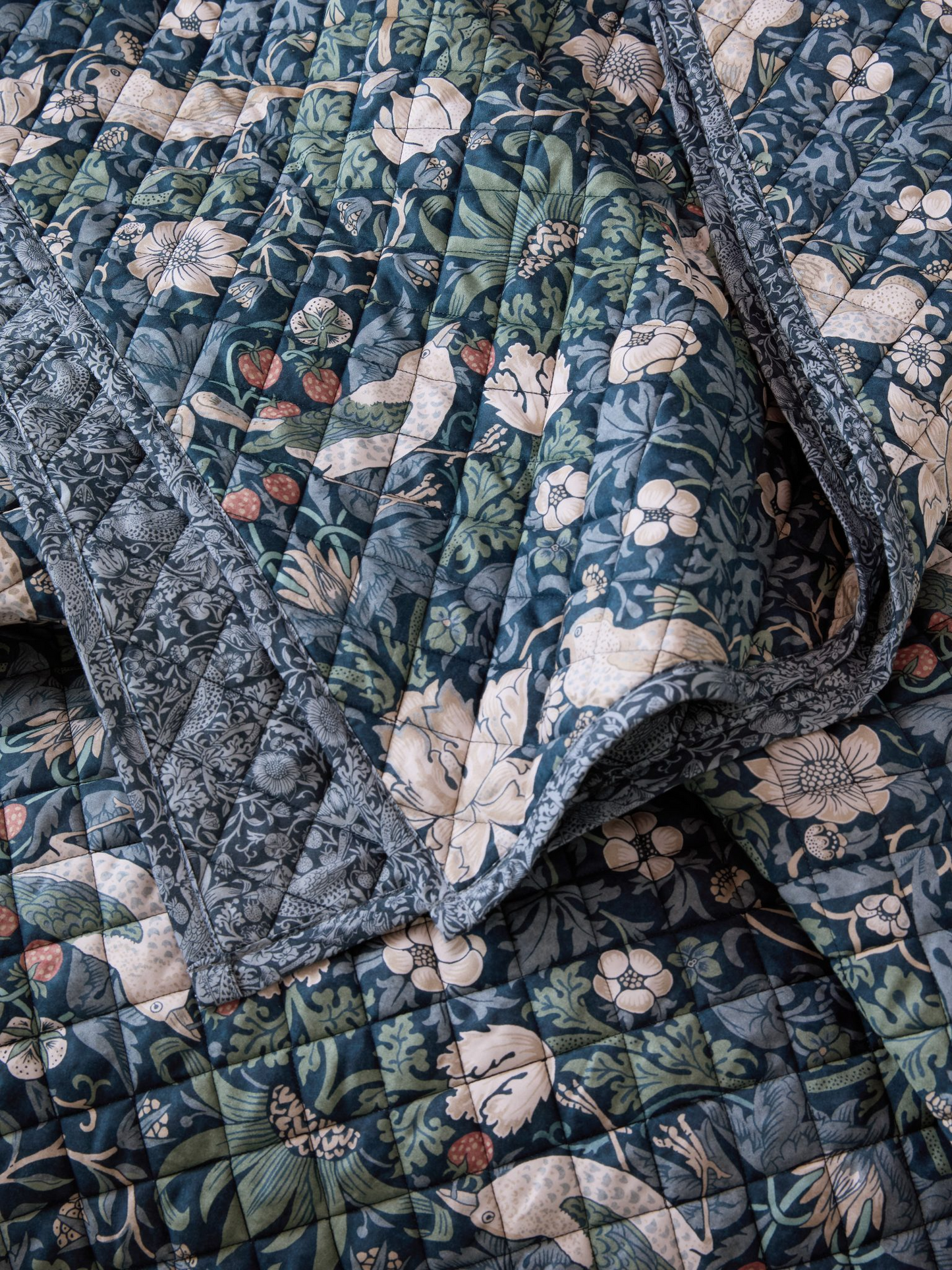 MIDNIGHT STRAWBERRY THIEF QUILTED BEDSPREAD