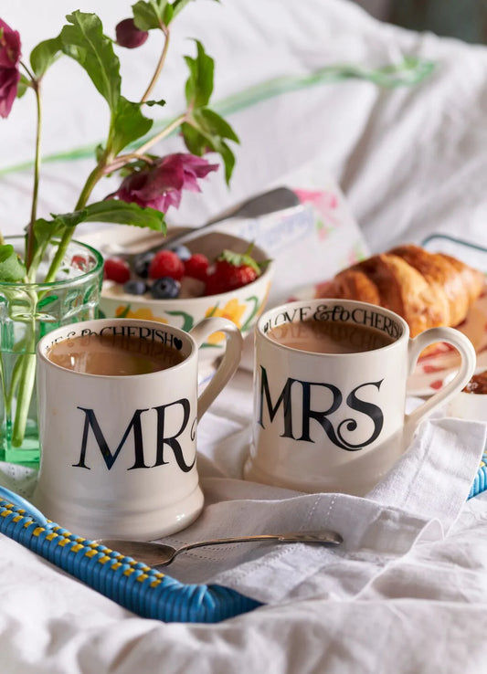 BLACK TOAST 'MR & MRS' SET OF 2 1/2 PINT MUGS BOXED