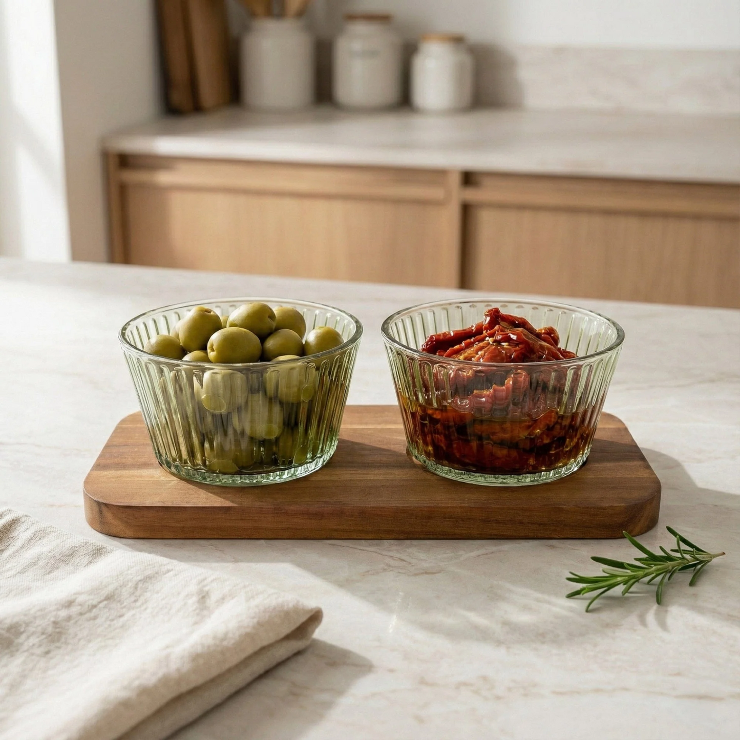 SET OF 2 ROUND GLASS DISHES ON TRAY